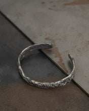 Load image into Gallery viewer, MOLTA-CUFF-BRACELET