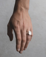 Load image into Gallery viewer, FRIGIT-DIAMOND-SIGNET-RING