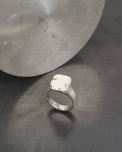 Load image into Gallery viewer, FRIGIT-DIAMOND-SIGNET-RING