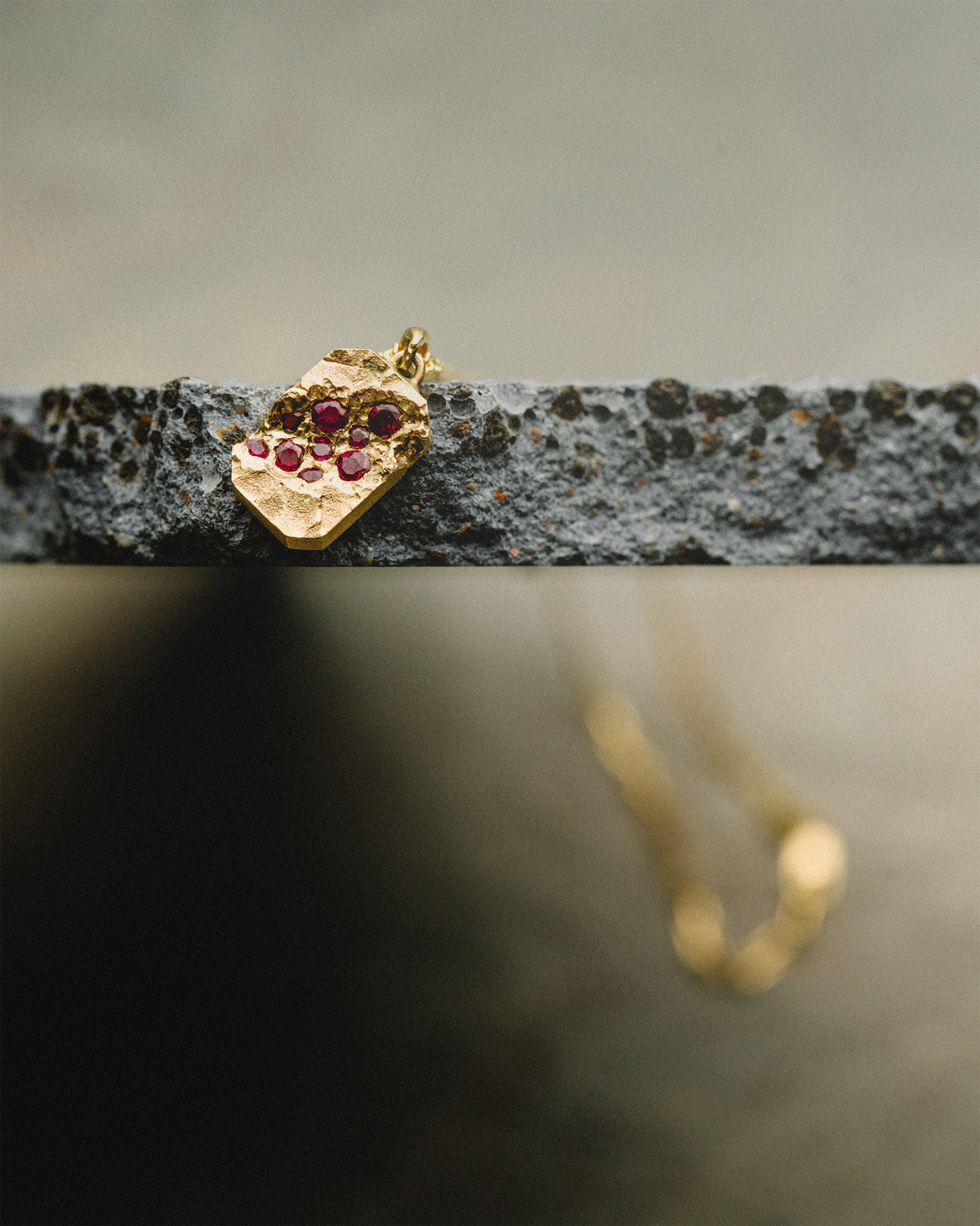 GOLD-RUEVA-PENDANT