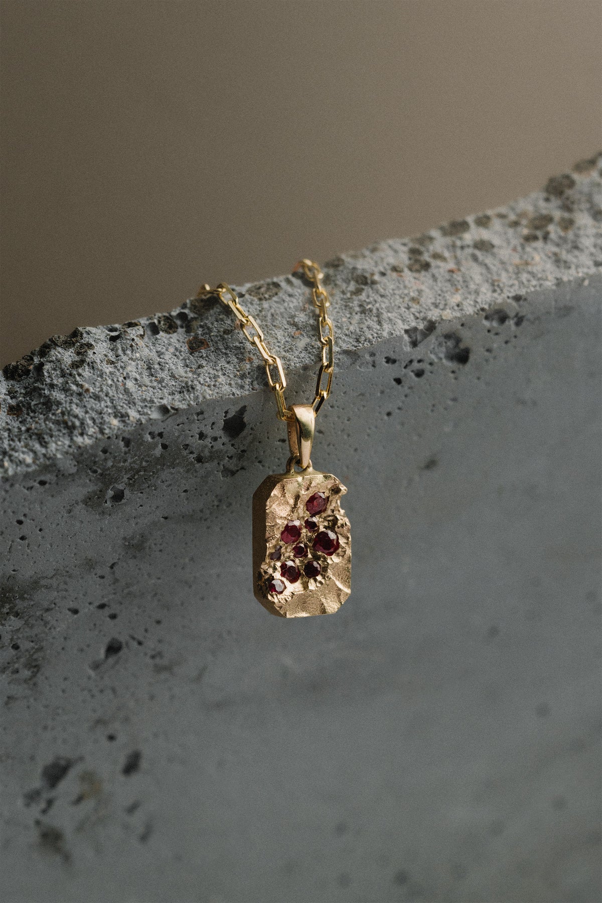 GOLD-RUEVA-PENDANT