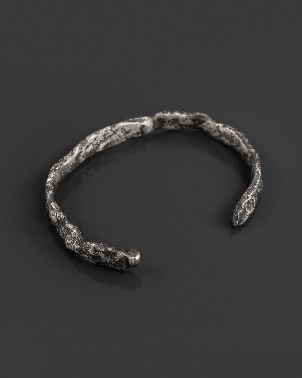 MOLTA-CUFF-BRACELET bracelet jonc ouvert en argent sterling aux formes fondues