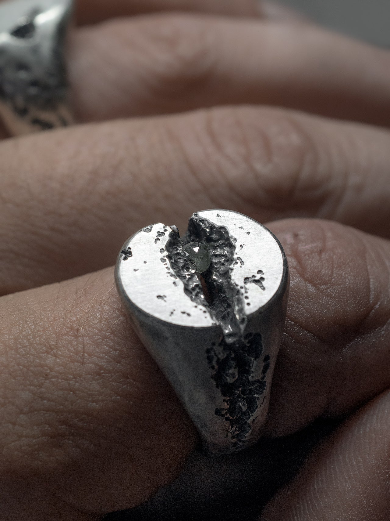 OVLAR-DIAMOND-SIGNET-RING