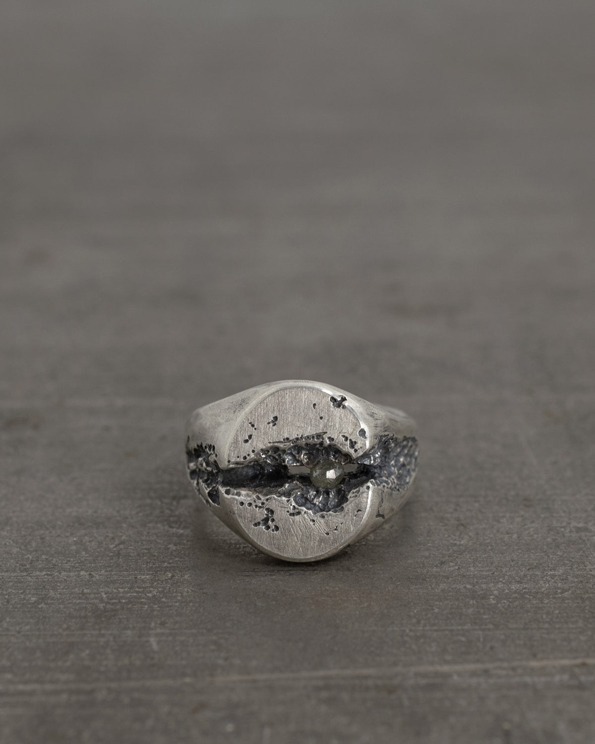 OVLAR-DIAMOND-SIGNET-RING