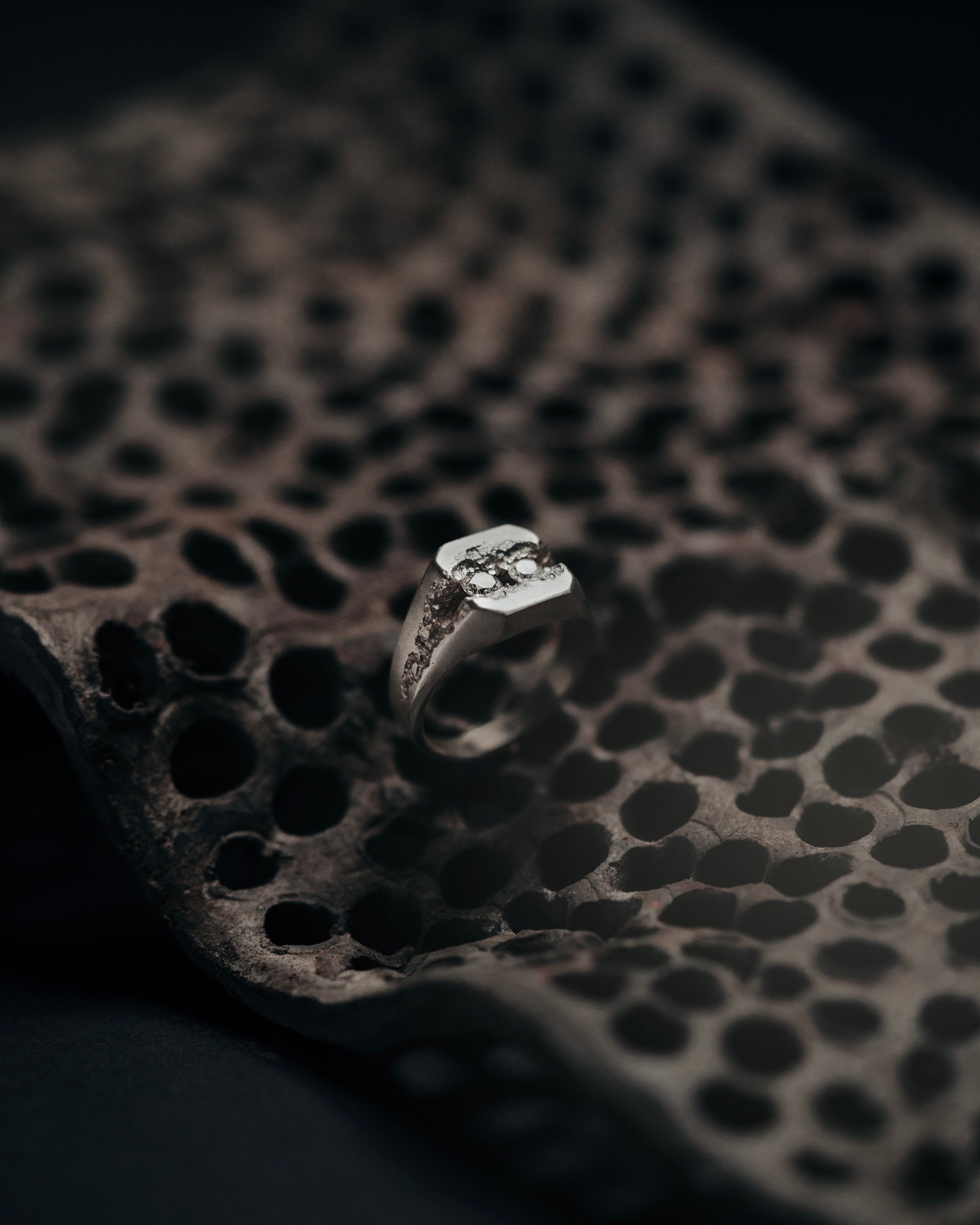 WHITE-GOLD-ADUAR