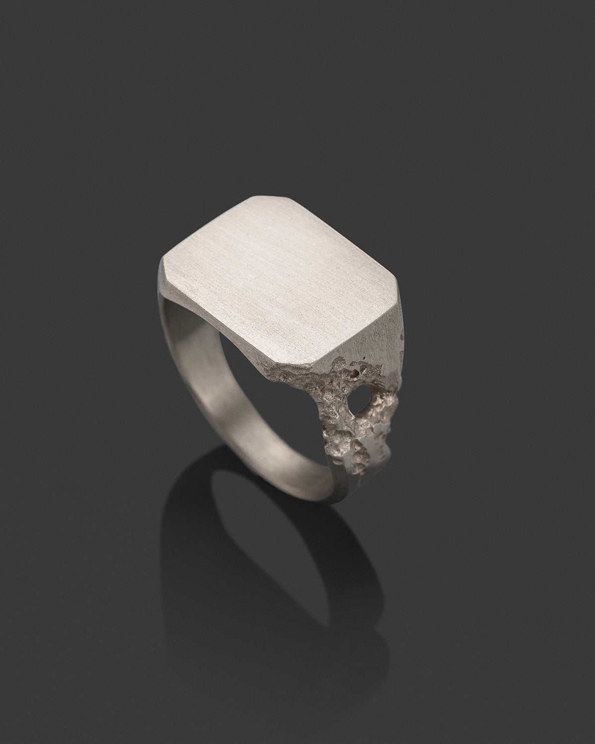 WHITE-GOLD-LEFAE-RING