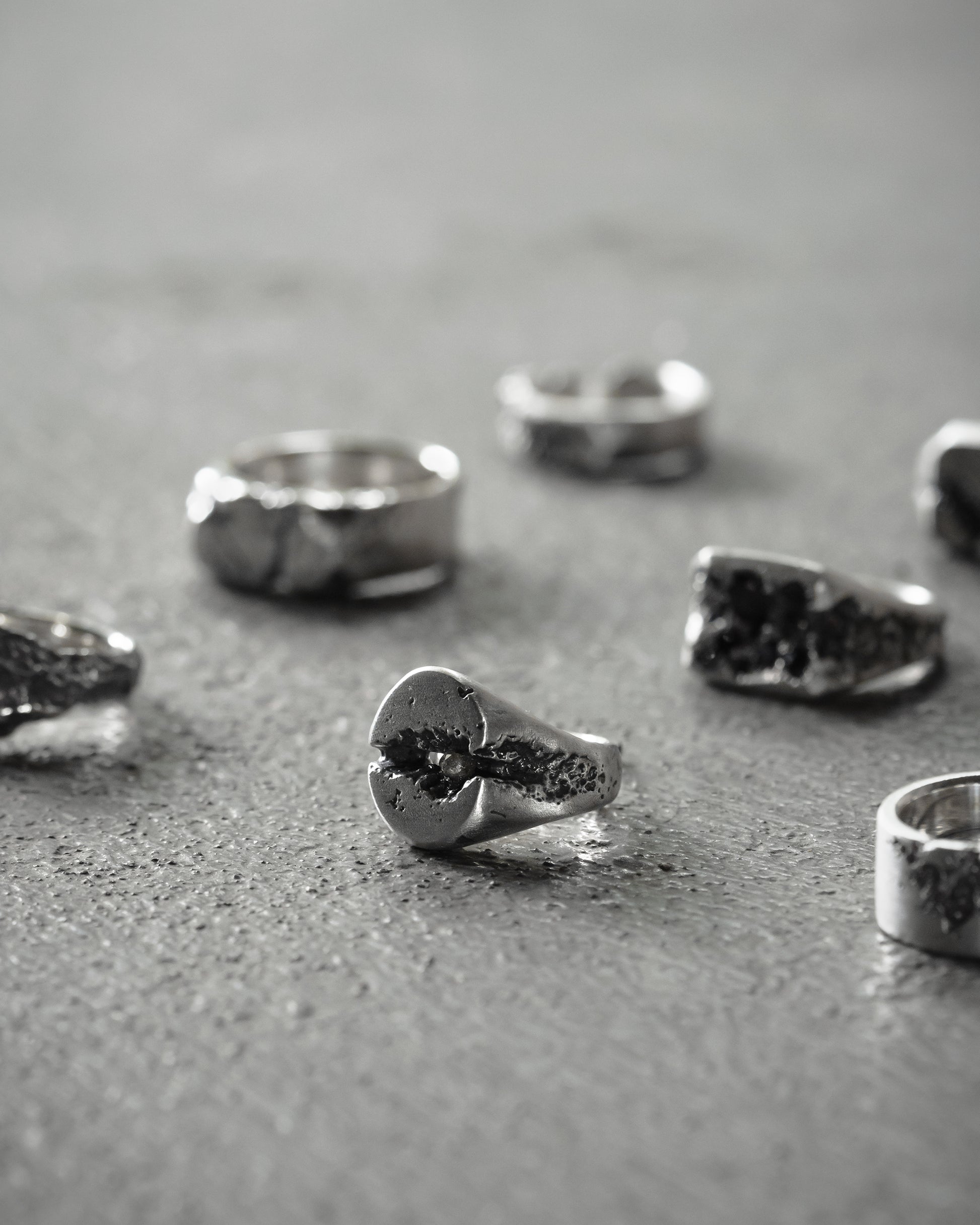 OVLAR-DIAMOND-SIGNET-RING